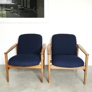 A pair of vintage loungechairs 