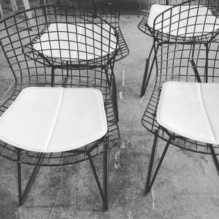 A set of 4 black metal Bertoia chairs with original leather cushions
