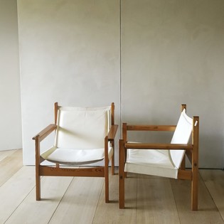 Pair of pine and beige canvas lounge chairs, 70s