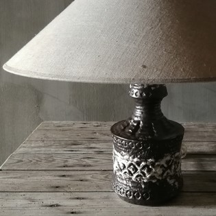 Small ceramic brown and white tablelamp