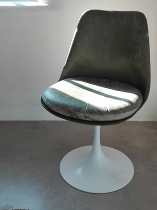 White tulipchair by Eero Saarinnen for Knoll, green patinated leather